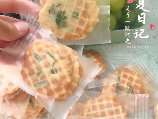 10、葱香薄脆,凉透装入零食带封口就可以啦