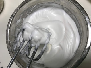 2、爆浆纸杯蛋糕????,蛋白打至奶油状????