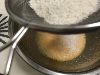 3、爆浆纸杯蛋糕????,低筋面粉过筛