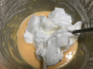 4、爆浆纸杯蛋糕????,蛋白分三次加入