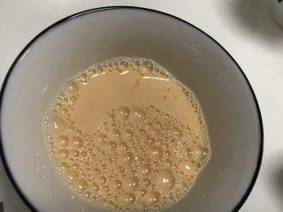 6、爆浆纸杯蛋糕????,加入牛奶、白砂糖与少少少许面粉搅拌均匀????