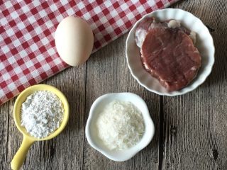 1、香煎牛肉排,食材准备：牛里脊肉10克，鸡蛋1个，淀粉15克，面包糠适量。