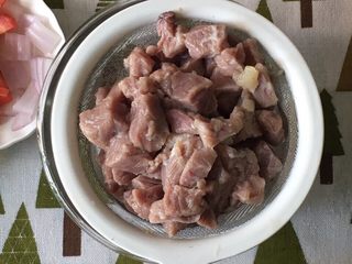 2、香煎牛肉排,牛肉沥干水分