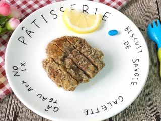 7、香煎牛肉排,煎好的牛肉排，切成合适大小就可以给宝宝吃了。