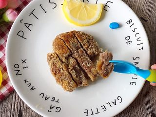 8、香煎牛肉排,大人吃牛排时，麻麻可以准备这个给宝宝吃，这样宝宝就不用眼巴巴的忘着你们吃了，