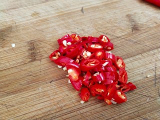 1、鸡蛋炒豌豆,小米椒洗净切末