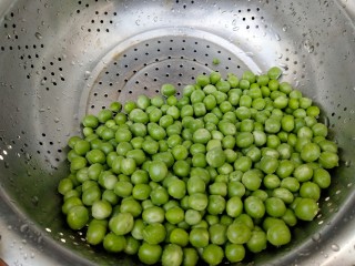 2、鸡蛋炒豌豆,豌豆洗净