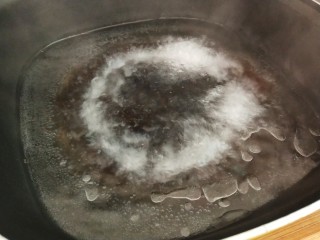 3、鸡蛋炒豌豆,锅中坐水，加少许的盐和食用油