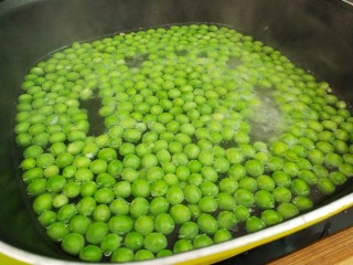 5、鸡蛋炒豌豆,焯至颜色变深，捞出备用