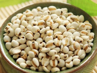 2、茯苓莲子羹,薏米仁洗净，水泡2小时