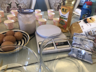 1、纸杯蛋糕????,准备好所有食材