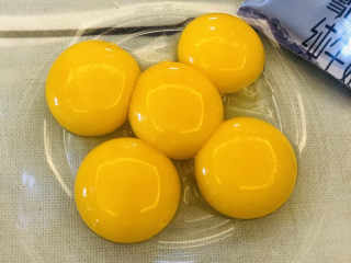 2、纸杯蛋糕????,将蛋黄和蛋清分离，备用。