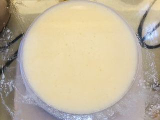 4、纸杯蛋糕????,将牛奶和玉米油搅拌至乳化