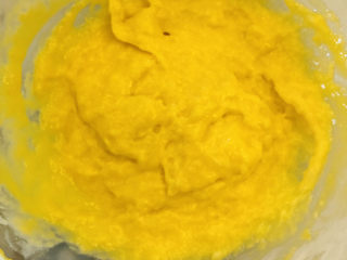 6、纸杯蛋糕????,加入蛋黄搅拌顺滑