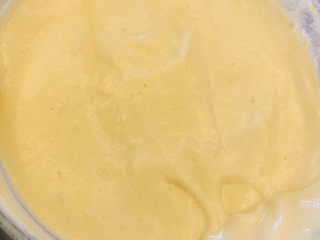 8、纸杯蛋糕????,取一部分蛋白霜加入蛋黄糊中翻拌均匀，再倒回剩余的蛋白霜中上下翻拌均匀。