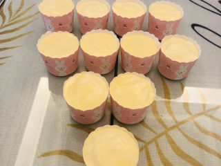 9、纸杯蛋糕????,装入纸杯，震出气泡。