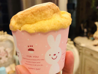 11、纸杯蛋糕????,出炉，开吃。刚烤出来上面一层酥酥的，很香。