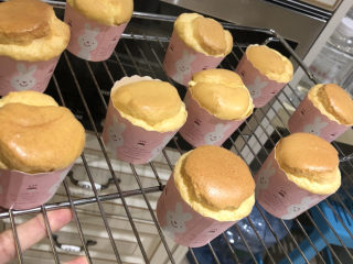 10、纸杯蛋糕????,烤箱提前预热130度5分钟，上下火130度烤35分钟，转145度烤15分钟。