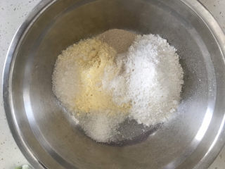 1、黄金玉米饼,称好玉米面，白面，糖，酵母