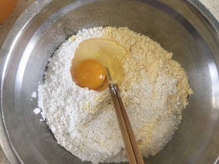 2、黄金玉米饼,打入一个鸡蛋
