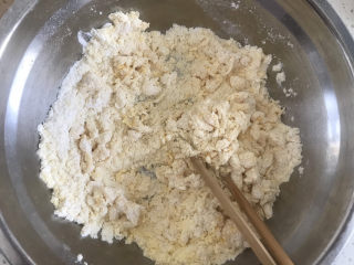 3、黄金玉米饼,用筷子搅拌至絮状