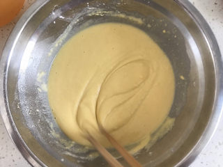 4、黄金玉米饼,加入适量的清水搅拌至浓稠的糊状，像酸奶一样，放在一边发酵