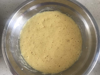 5、黄金玉米饼,发酵好后，上面有很多小气孔