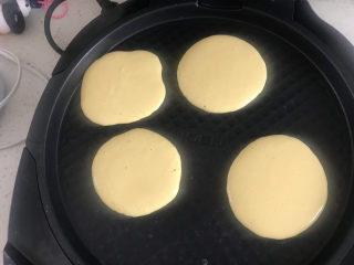 8、黄金玉米饼,用勺子舀一勺面糊倒入锅中