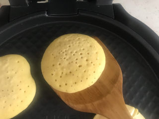 9、黄金玉米饼,待饼上面有小气孔，就可以翻过来烙另一面