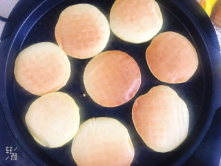 10、黄金玉米饼,烙至两面金黄色即可出锅