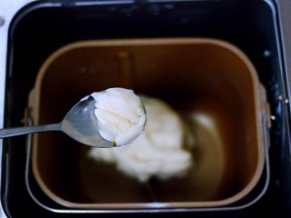 6、卤肉夹馍,和好的面团加入猪油，再次启动面包机的和面程序进行和面，加了猪油做的饼香酥软脆哟。