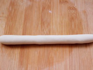 10、卤肉夹馍,取一份面团揉匀后，先搓成长条。