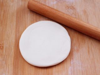 12、卤肉夹馍,用擀面杖擀成圆形薄面饼。