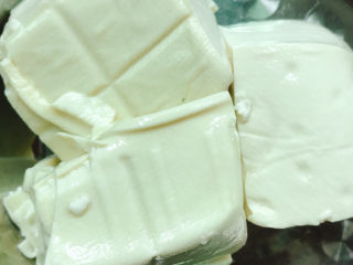 1、鸡蛋豆腐羹,准备好豆腐