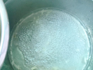 7、鸡蛋豆腐羹,加入开水煮2分钟