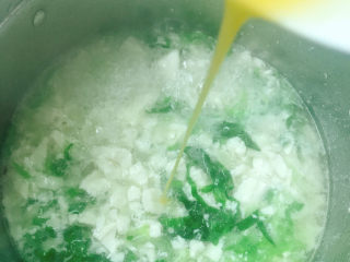 15、鸡蛋豆腐羹,倒入蛋液慢慢搅匀