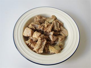 1、茄汁排骨龙眼肉,排骨提前煮好备用