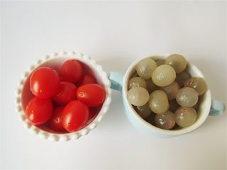 2、茄汁排骨龙眼肉,龙眼去壳取肉，西红柿或小番茄洗干净