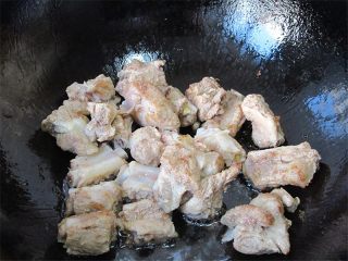 5、茄汁排骨龙眼肉,热锅温油，倒入沥干水分的排骨翻炒