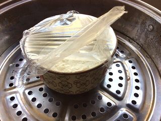 1、辅食计划+荠菜鱼肉丸,取30克面粉，盖上保鲜膜放入锅中蒸熟，蒸10分钟