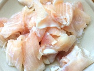 3、辅食计划+荠菜鱼肉丸,备好巴沙鱼片，洗净