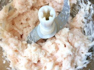 4、辅食计划+荠菜鱼肉丸,放入绞肉机中打成鱼蓉，取出备用