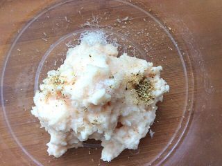 6、辅食计划+荠菜鱼肉丸,鱼蓉中放少许盐，味精，胡椒粉，搅拌均匀