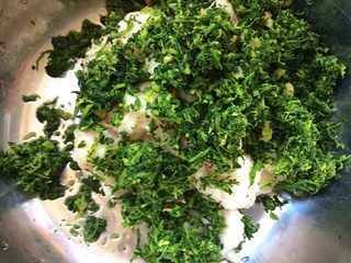 7、辅食计划+荠菜鱼肉丸,在倒入少许的葱姜水搅拌均匀，再放入荠菜末