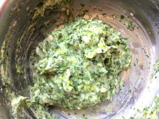 11、辅食计划+荠菜鱼肉丸,搅拌均匀