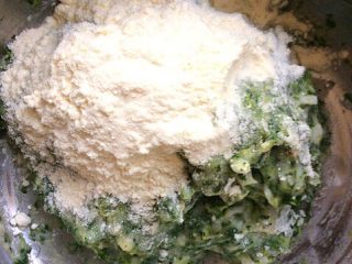 12、辅食计划+荠菜鱼肉丸,再加入蒸熟的面粉