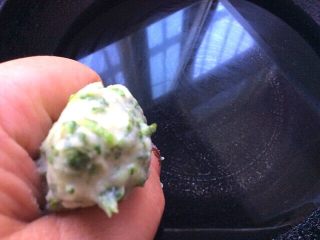 14、辅食计划+荠菜鱼肉丸,锅中加入凉水，用手虎口挤出丸子