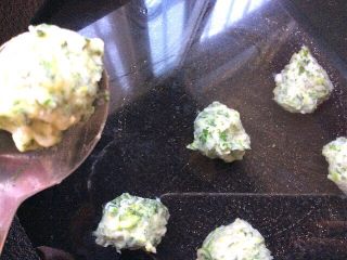 15、辅食计划+荠菜鱼肉丸,用勺子挖出放入锅中