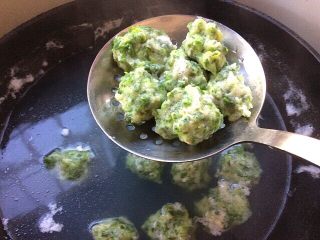 17、辅食计划+荠菜鱼肉丸,等水面起泡出末，丸子就熟了，捞出丸子，水倒掉