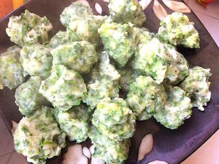 18、辅食计划+荠菜鱼肉丸,丸子装盘备用